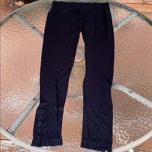 Leggings with buttons on bottom sides